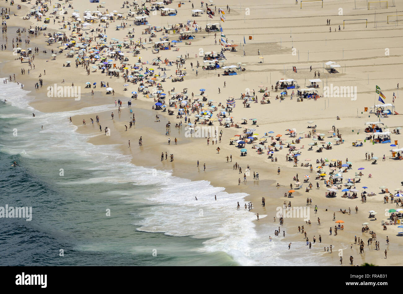 Voir les baigneurs sur la plage de Copacabana, à partir du haut de Morro do Leme Banque D'Images