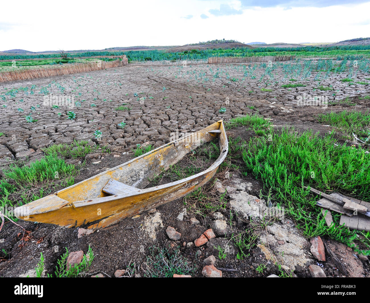 Canoë sur Acude Cocorobó niveau faible à cause de la sécheresse Banque D'Images