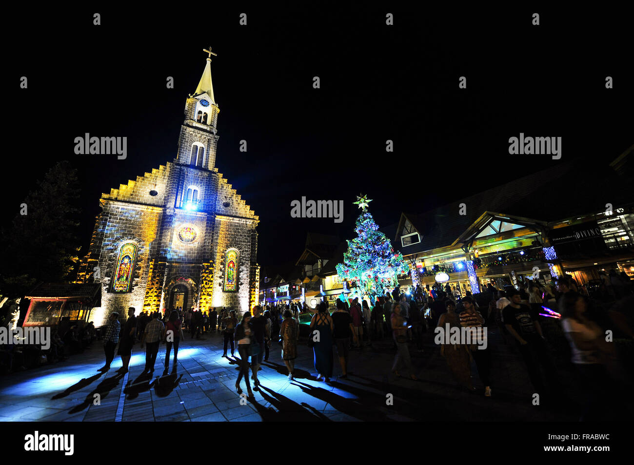 Circulation des personnes en face de Saint-pierre&# 39;s'Église au temps de Noël Banque D'Images