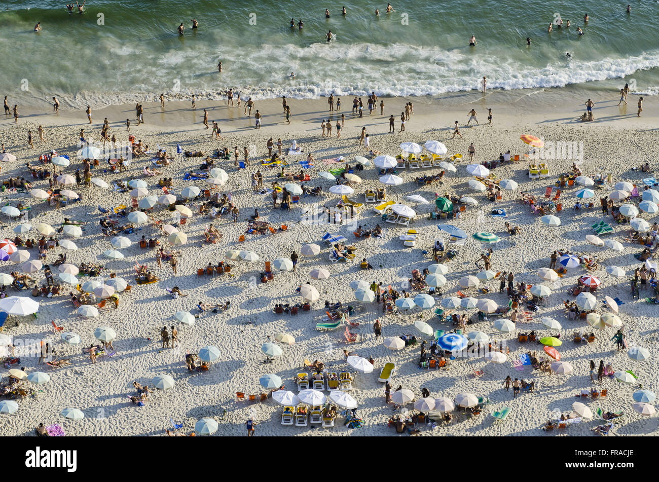 Vue de la plage d'Ipanema baigneurs sur le dessus de la Rua Maria Quiteria - ville du sud Banque D'Images