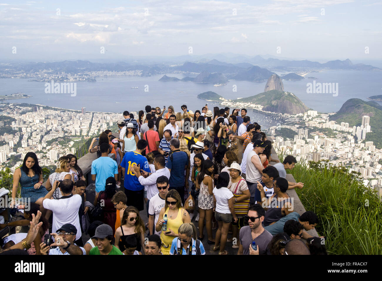 Les touristes à l'affût au sommet du Corcovado surplombant cove de Botafogo dans la baie de Guanabara Banque D'Images