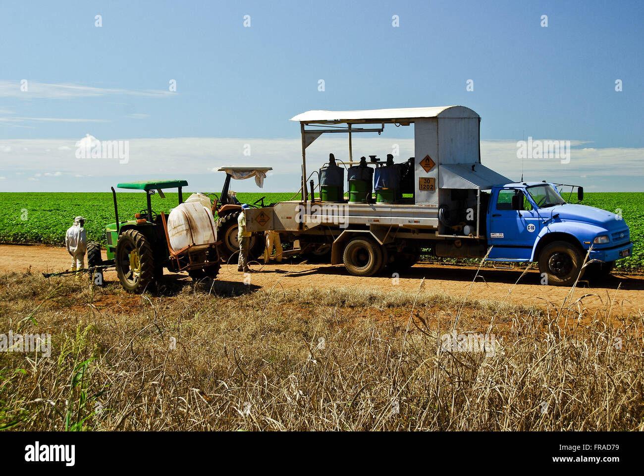 Matériel agricole pour la récolte du soja à la campagne Banque D'Images