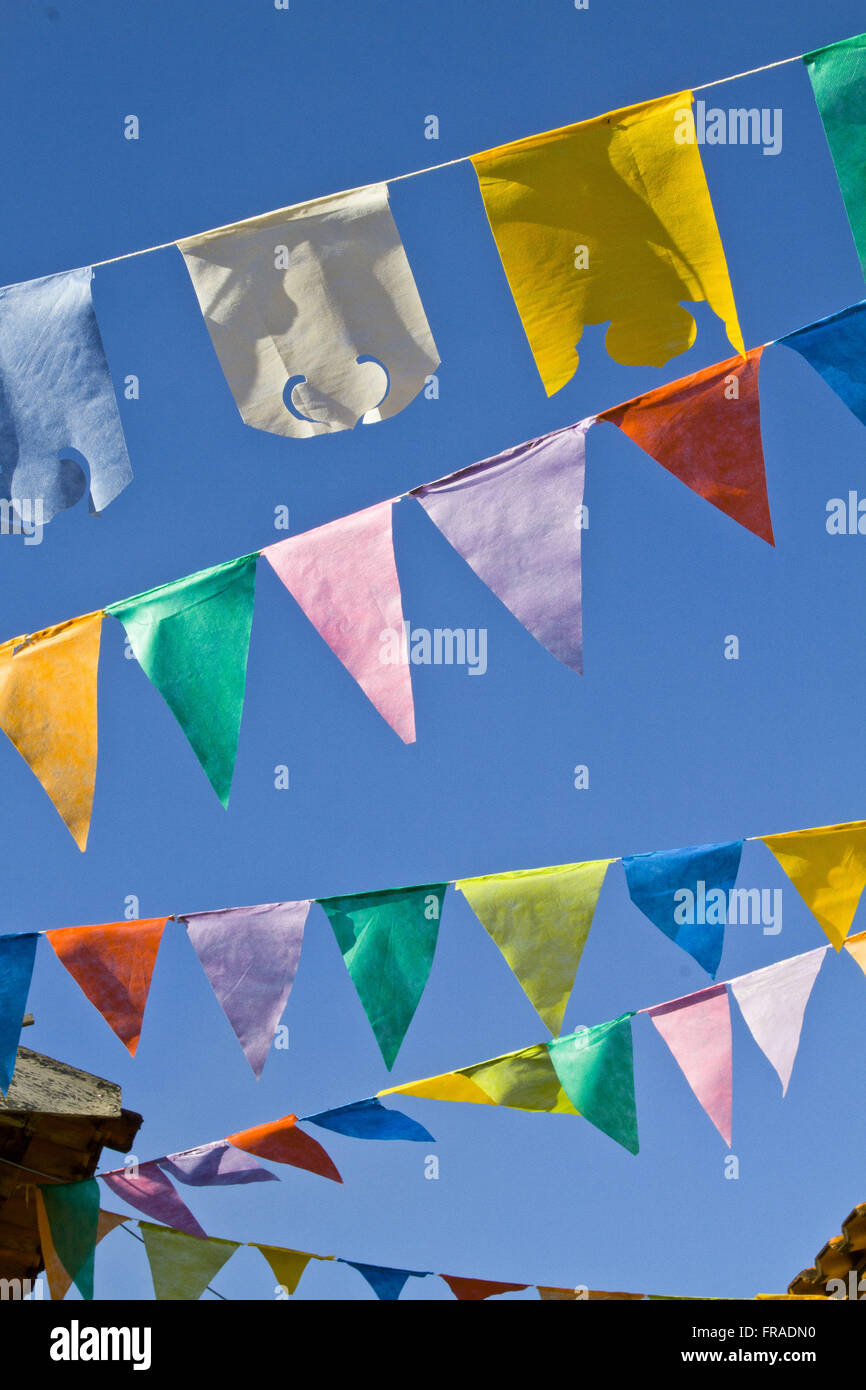 Décorer les rues pendant des fanions festival religieux Banque D'Images