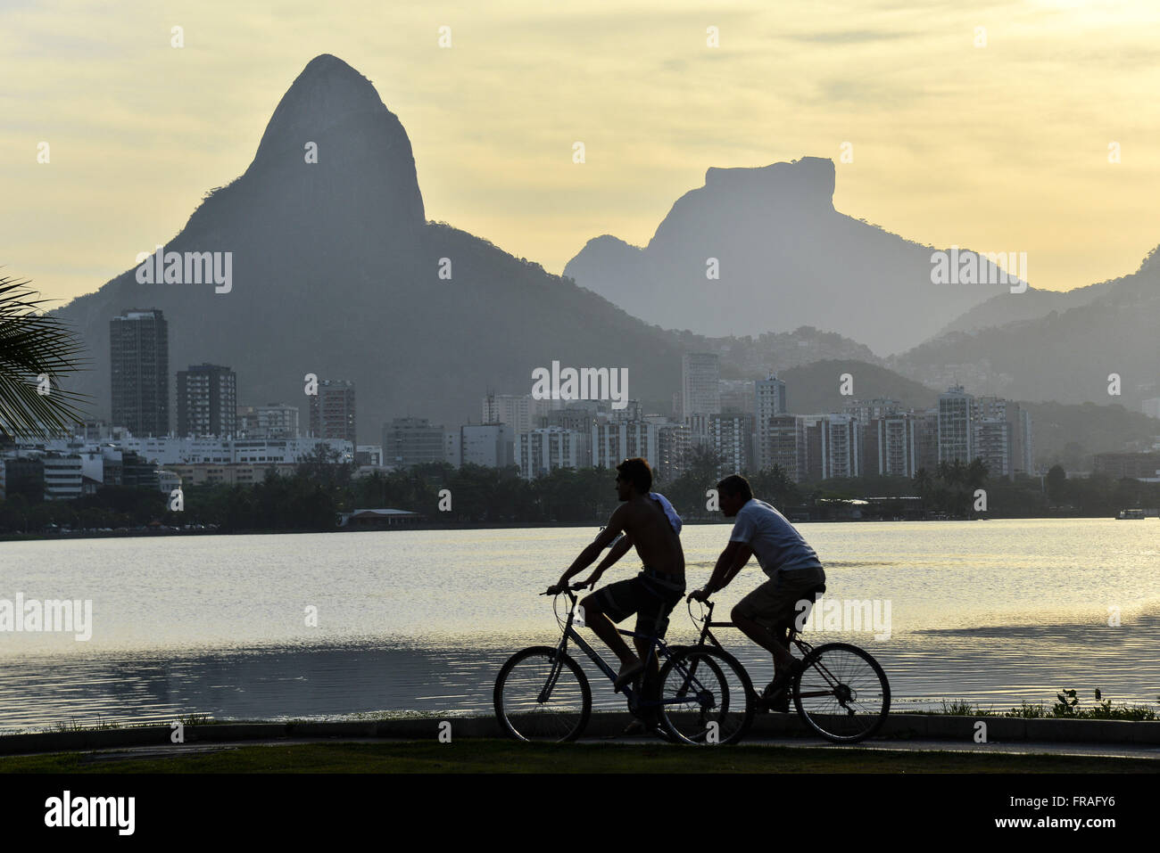 L'exercice physique sur le bord de Lagoa Rodrigo de Freitas coucher du soleil Banque D'Images