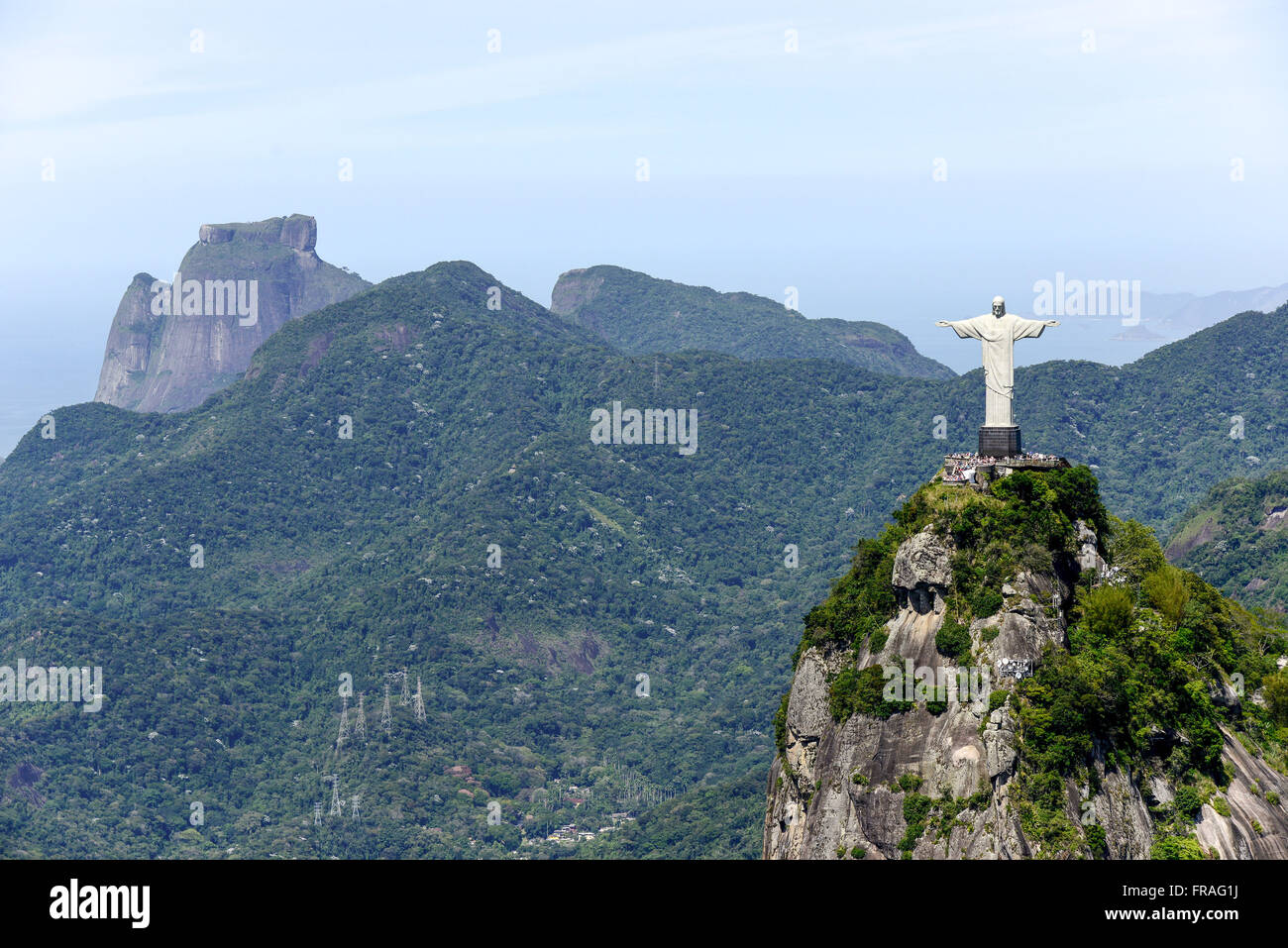 Vue aérienne de la statue du Christ Rédempteur sur la montagne du Corcovado avec pain de sucre dans l'arrière-plan Banque D'Images