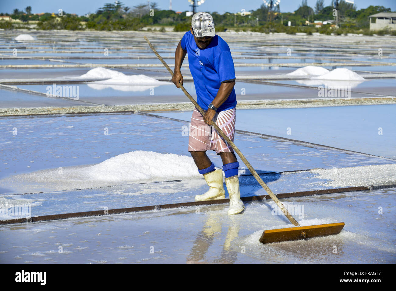 La collecte des cristaux de sel dans les travailleurs de la sécheresse dans la région de saline Plage Laguna Araruama Banque D'Images
