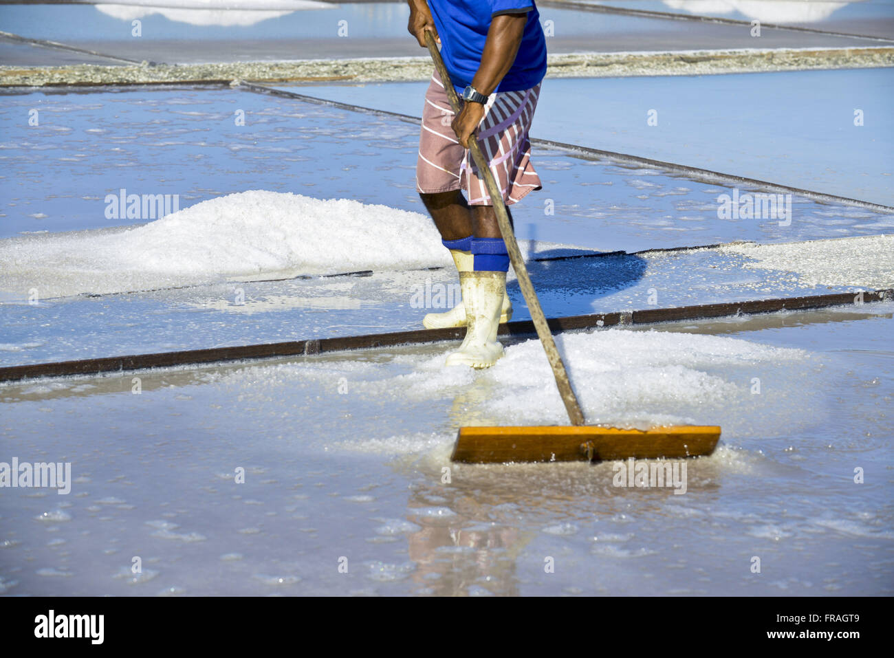 La collecte des cristaux de sel dans les travailleurs de la sécheresse dans la région de saline Plage Laguna Araruama Banque D'Images