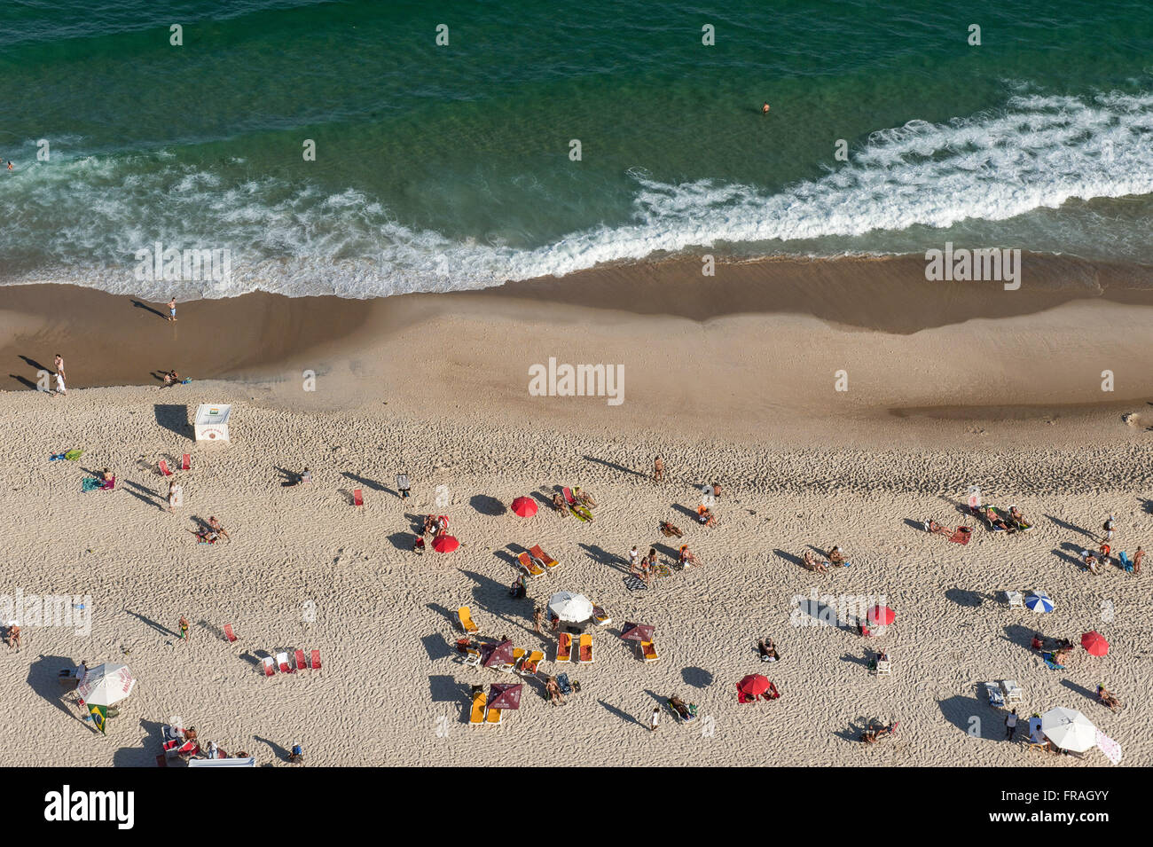 Vue de dessus de baigneurs sur la plage d'Ipanema Banque D'Images