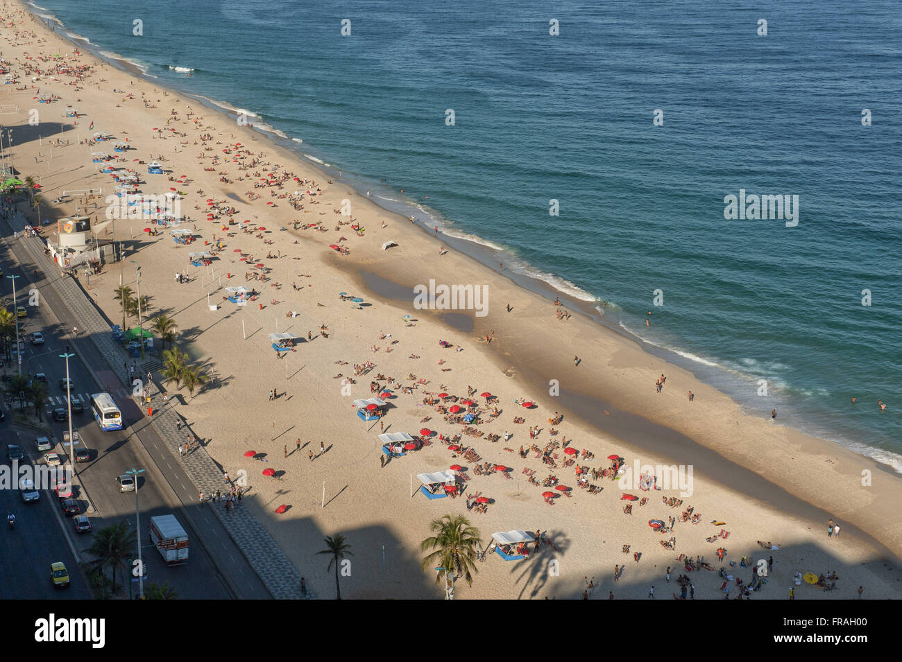Vue du haut de la promenade sur le bord de la plage d'Ipanema Banque D'Images