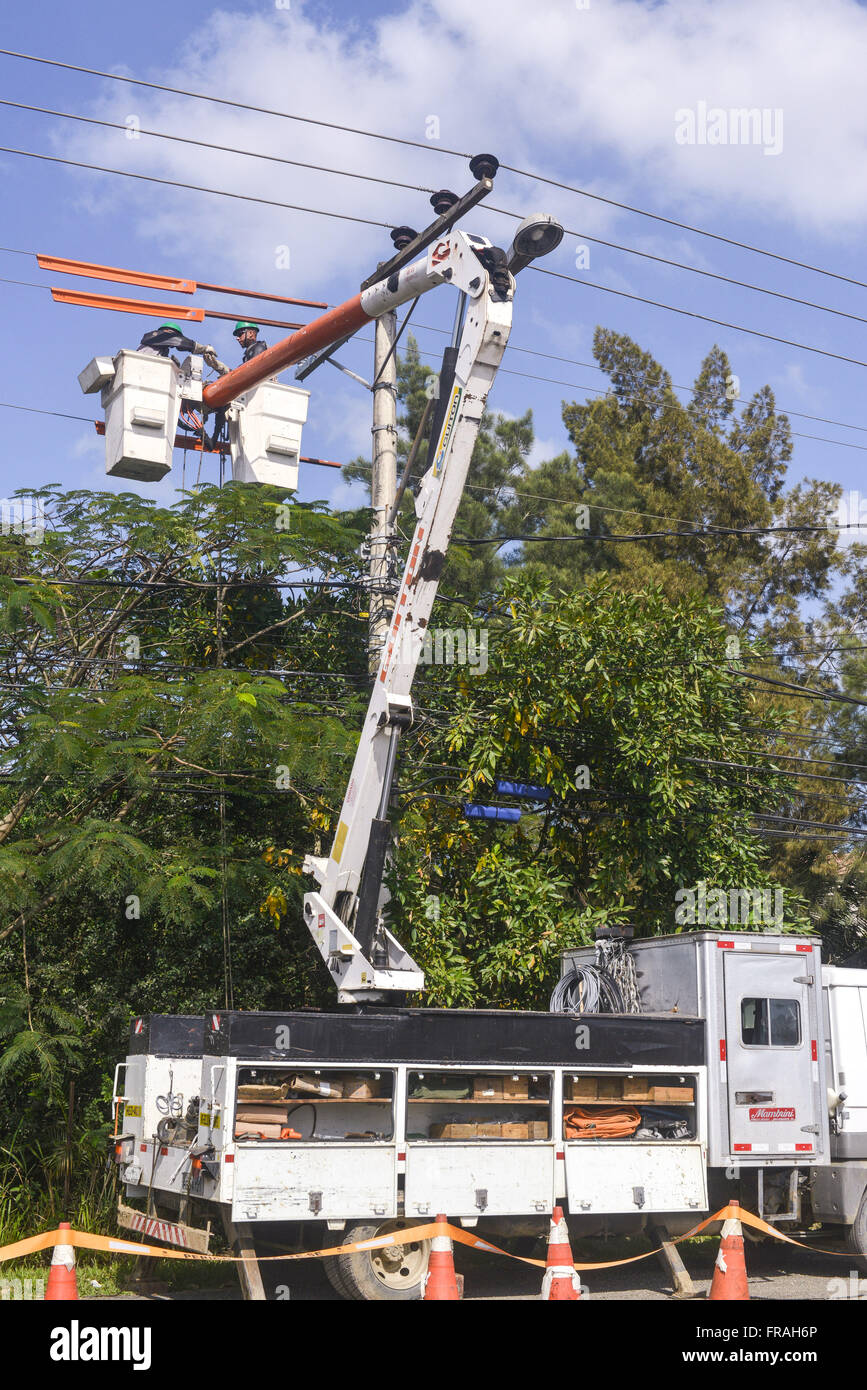 Réparation de réseau électrique en communauté Piraquê - voisinage Guaratiba Banque D'Images