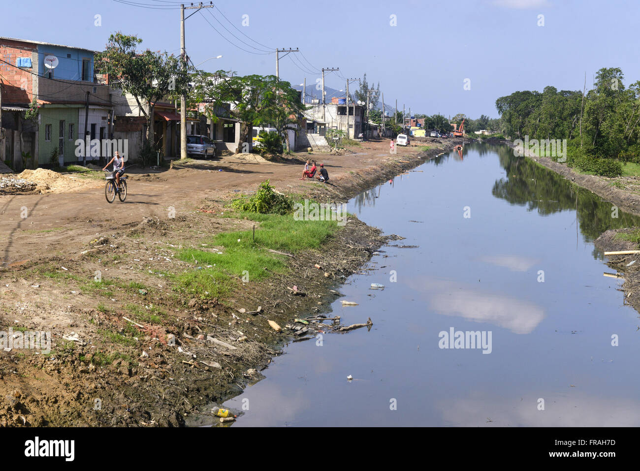 Canal, dans une zone résidentielle de la communauté Piraquê - voisinage Guaratiba Banque D'Images