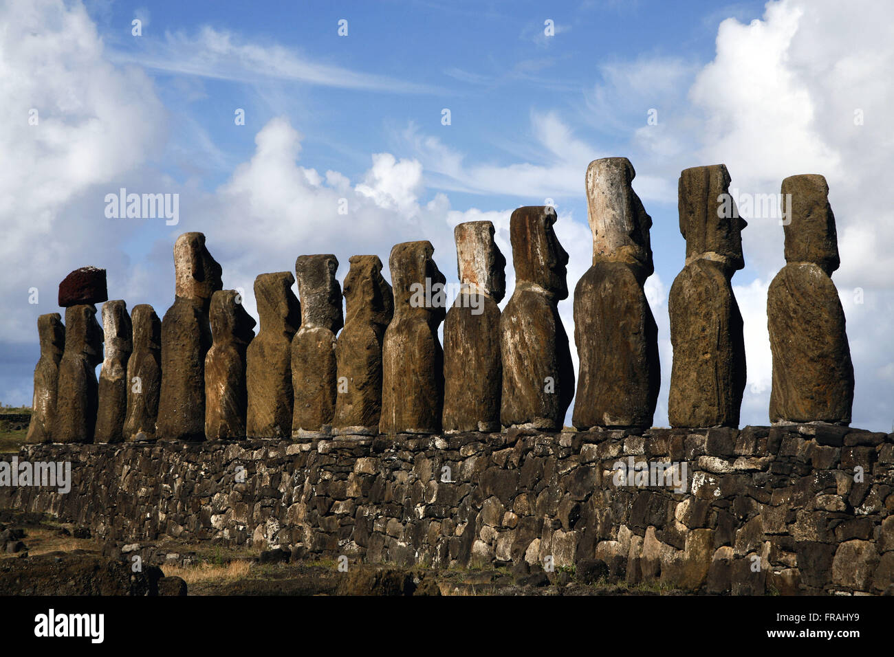 Ahu Tongariki - 15 moai sur l'île de Pâques - site archéologique construit entre 1250 et 1500 Banque D'Images