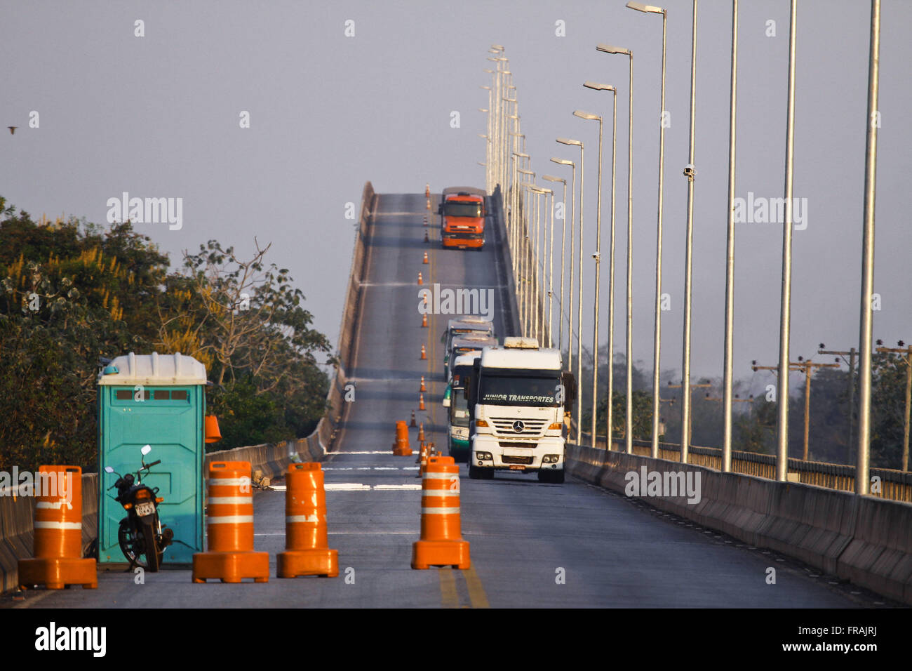 Les camions qui circulent sur l'autoroute BR-262, Pont sur le Rio Paraguay en fin d'après-midi Banque D'Images