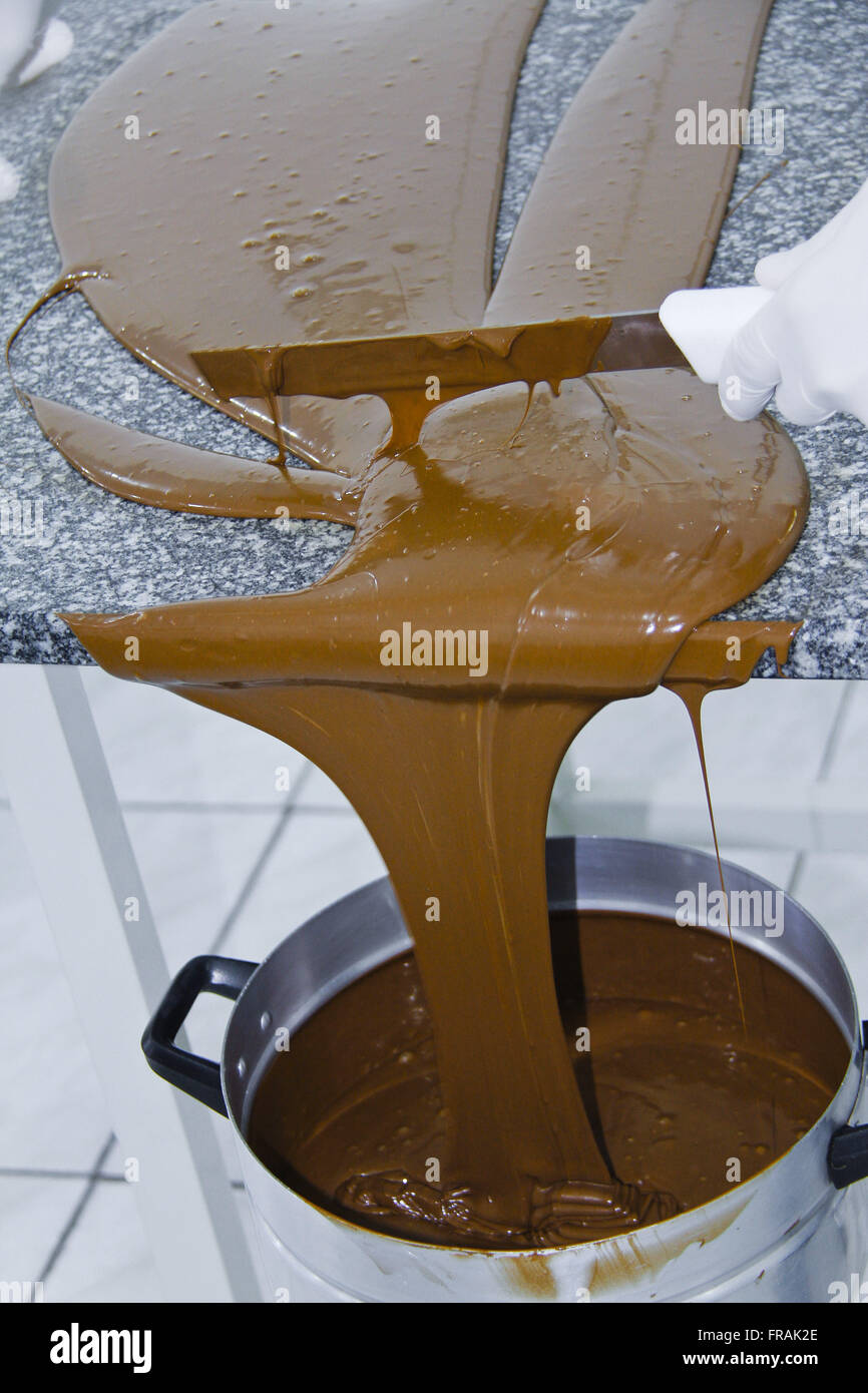 La production artisanale de chocolats - chocolat prêt à l'emploi après le processus de trempe Banque D'Images