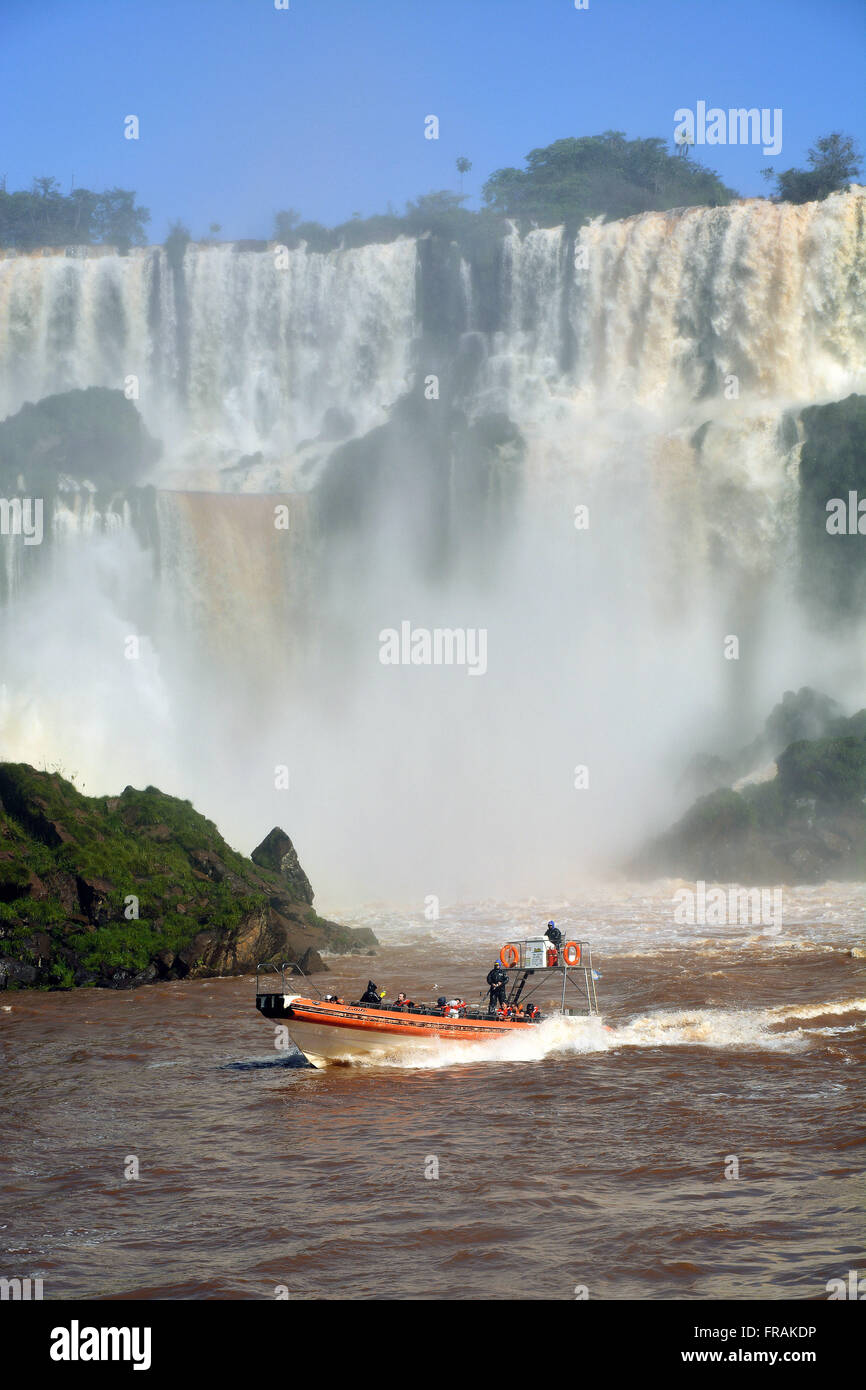 Des bateaux pour l'tour sur les rapides de la rivière Iguazu dans Parc National de l'Iguazu Banque D'Images