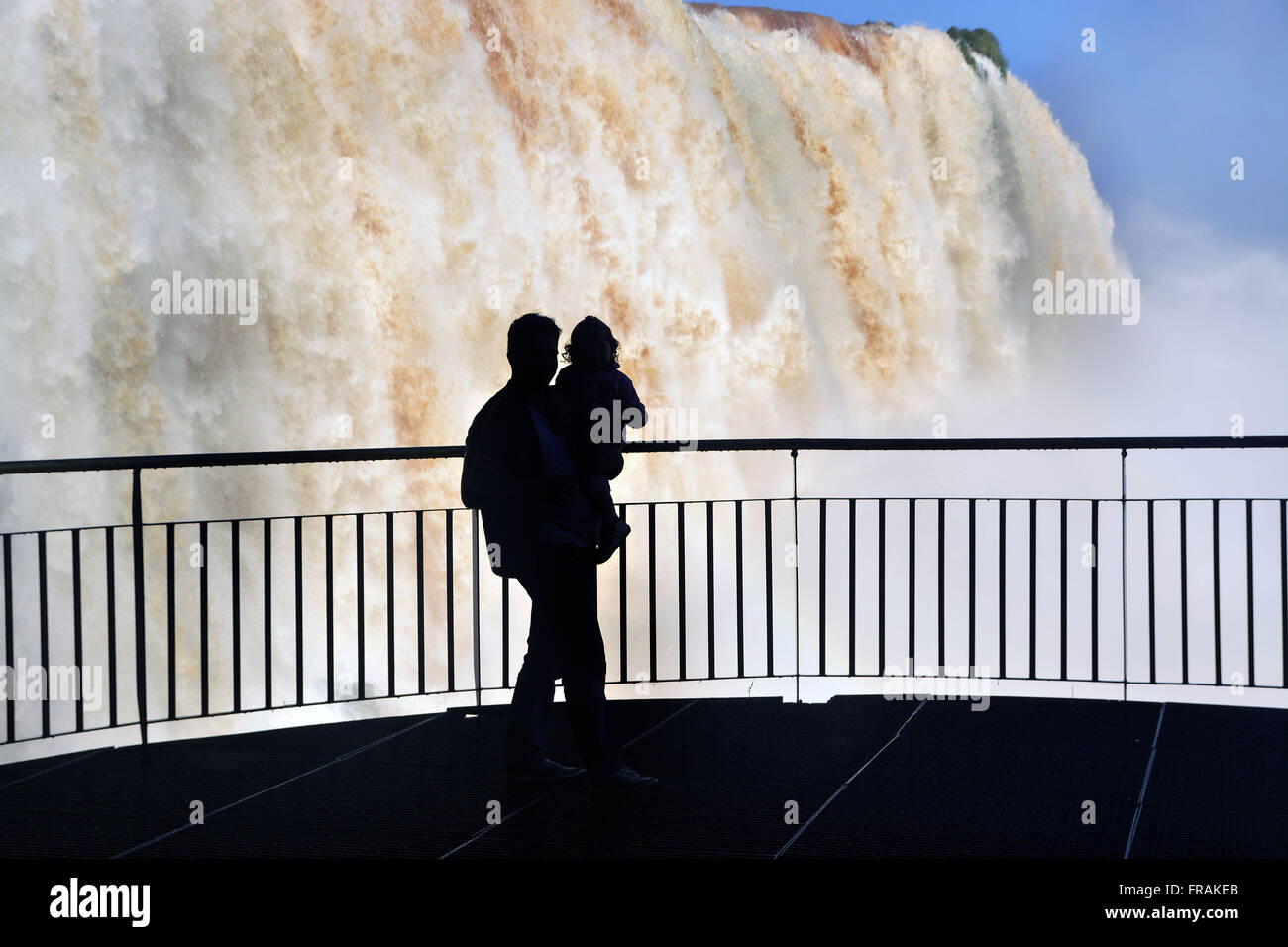 Les touristes qui pose pour des photos avec Iguacu Falls dans l'arrière-plan - le Parc National Iguaçu Banque D'Images