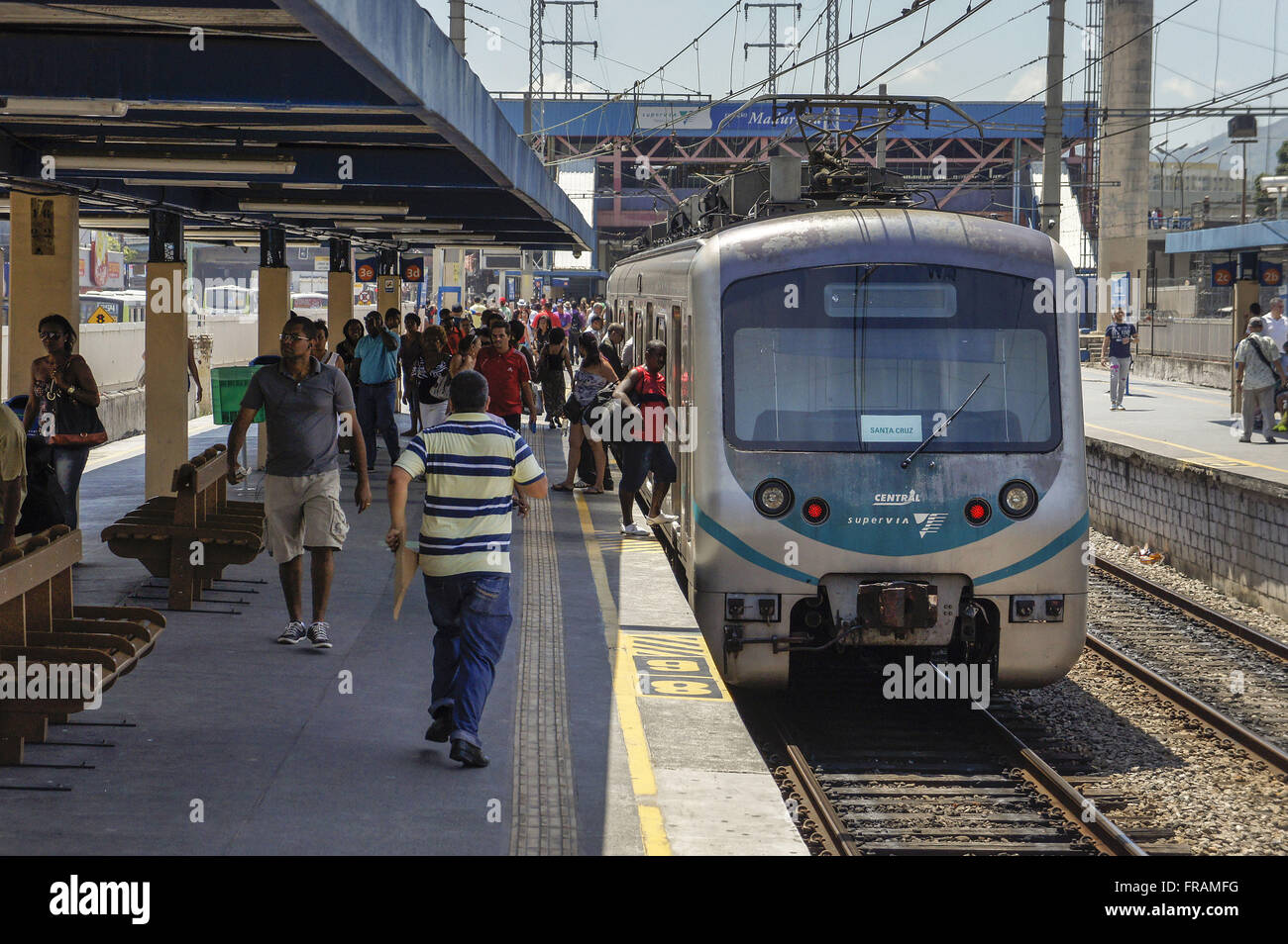 Les passagers dans les trains de chemin de fer Madureira SuperVia - Branche centrale d'Brazil-Japeri Banque D'Images