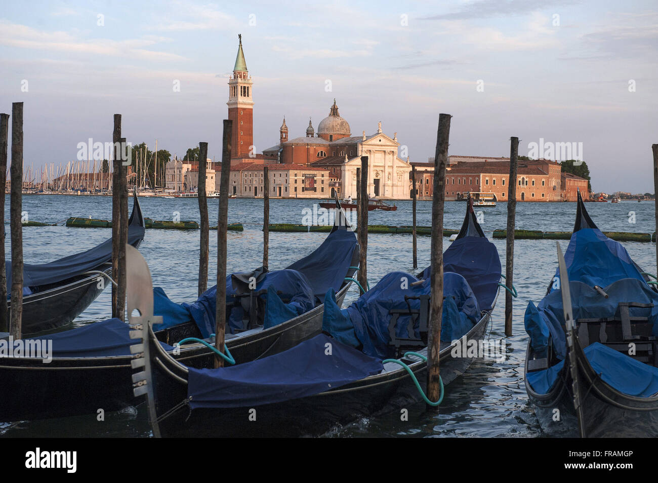 Jetée de gondoles ancrée dans la lagune de Venise - Beffroi et l'église de San Giorgio Maggiore Banque D'Images