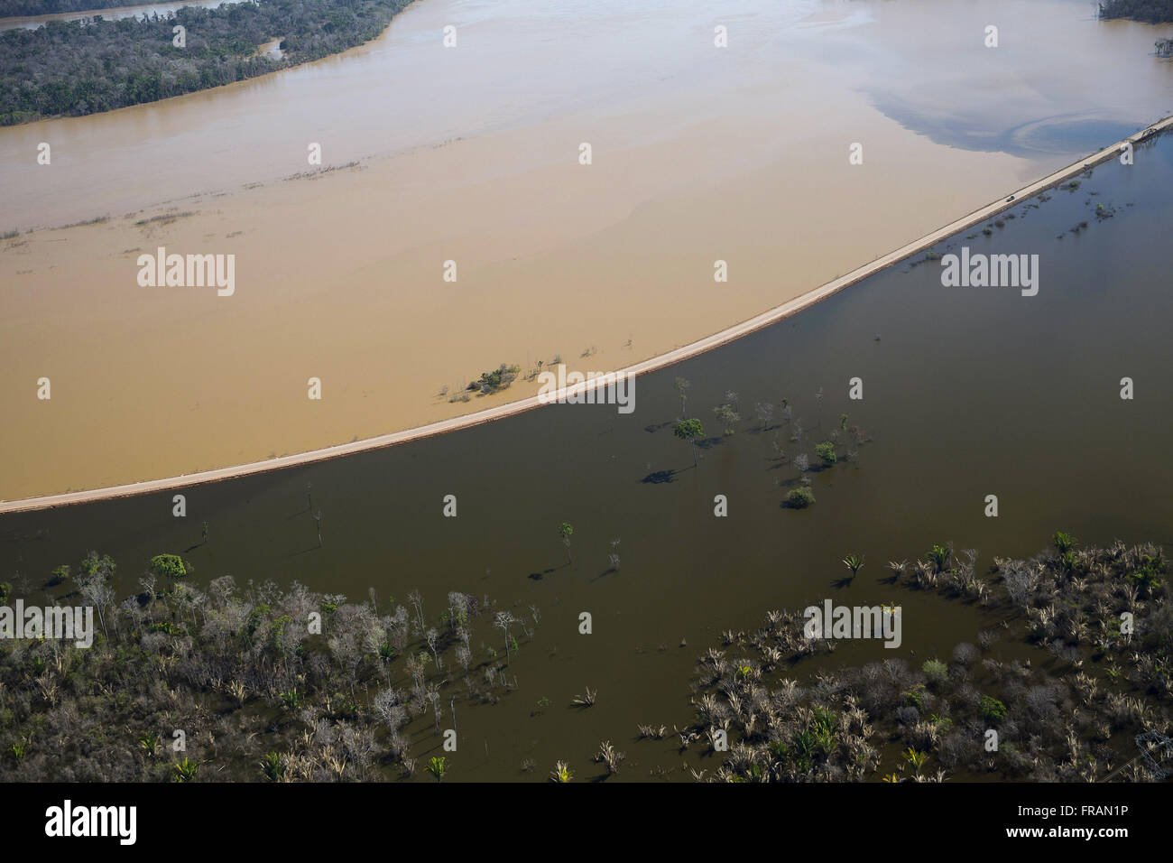 Vue aérienne de la BR-364 en zone inondée, causé par la grande inondation du Rio Madeira Banque D'Images