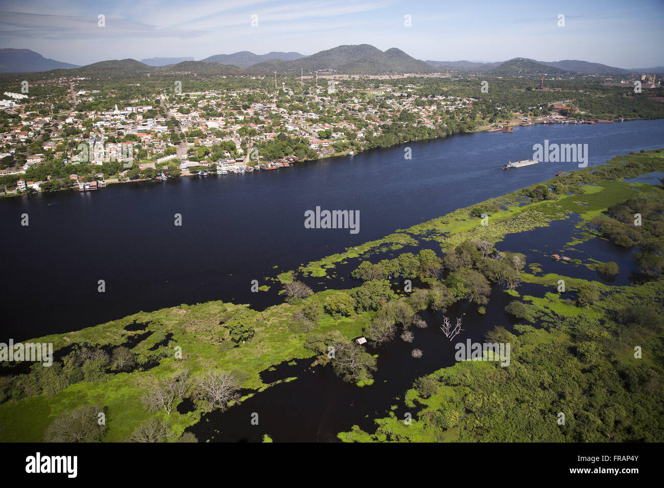 Vue aérienne de la ville sur les rives du fleuve Paraguay dans le Pantanal Banque D'Images