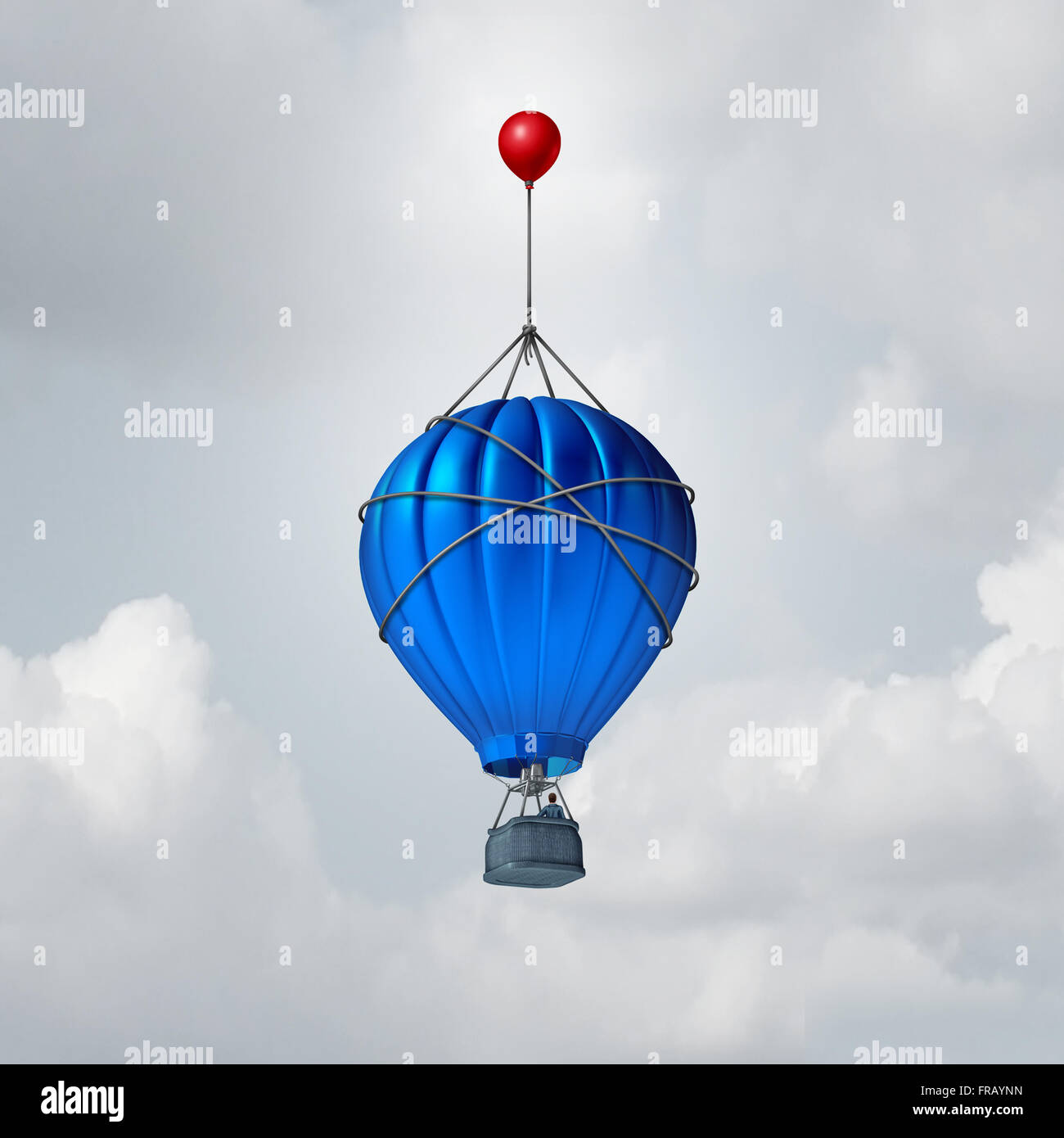 Aide supplémentaire concept d'entreprise ou d'une métaphore pour au-delà de symbole comme un ballon à air chaud, renforcée par un autre petit ballon rouge comme un avantage d'augmenter ou de prolonger la hausse. Banque D'Images