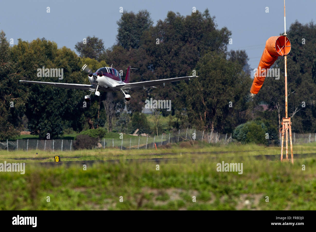 Cirrus SR22 (immatriculé N188G) décolle à l'aéroport de Palo Alto (KPAO), Palo Alto, Californie, États-Unis d'Amérique Banque D'Images
