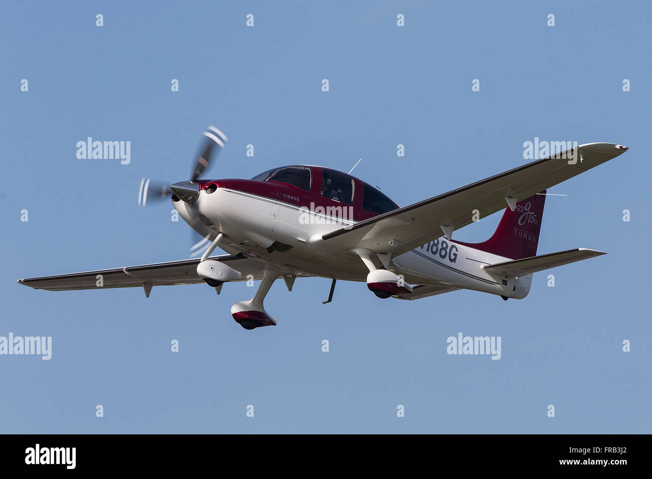 Cirrus SR22 (immatriculé N188G) décolle à l'aéroport de Palo Alto (KPAO), Palo Alto, Californie, États-Unis d'Amérique Banque D'Images