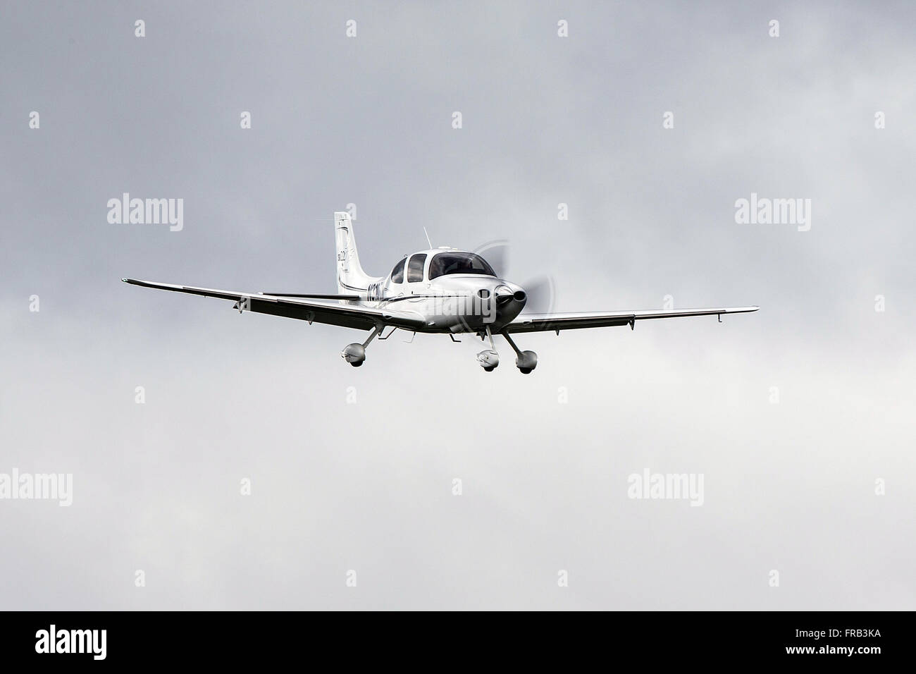 Cirrus SR22 Turbo (immatriculé N310TN) l'atterrissage à l'aéroport de Palo Alto (KPAO), Palo Alto, Californie, États-Unis d'Amérique Banque D'Images