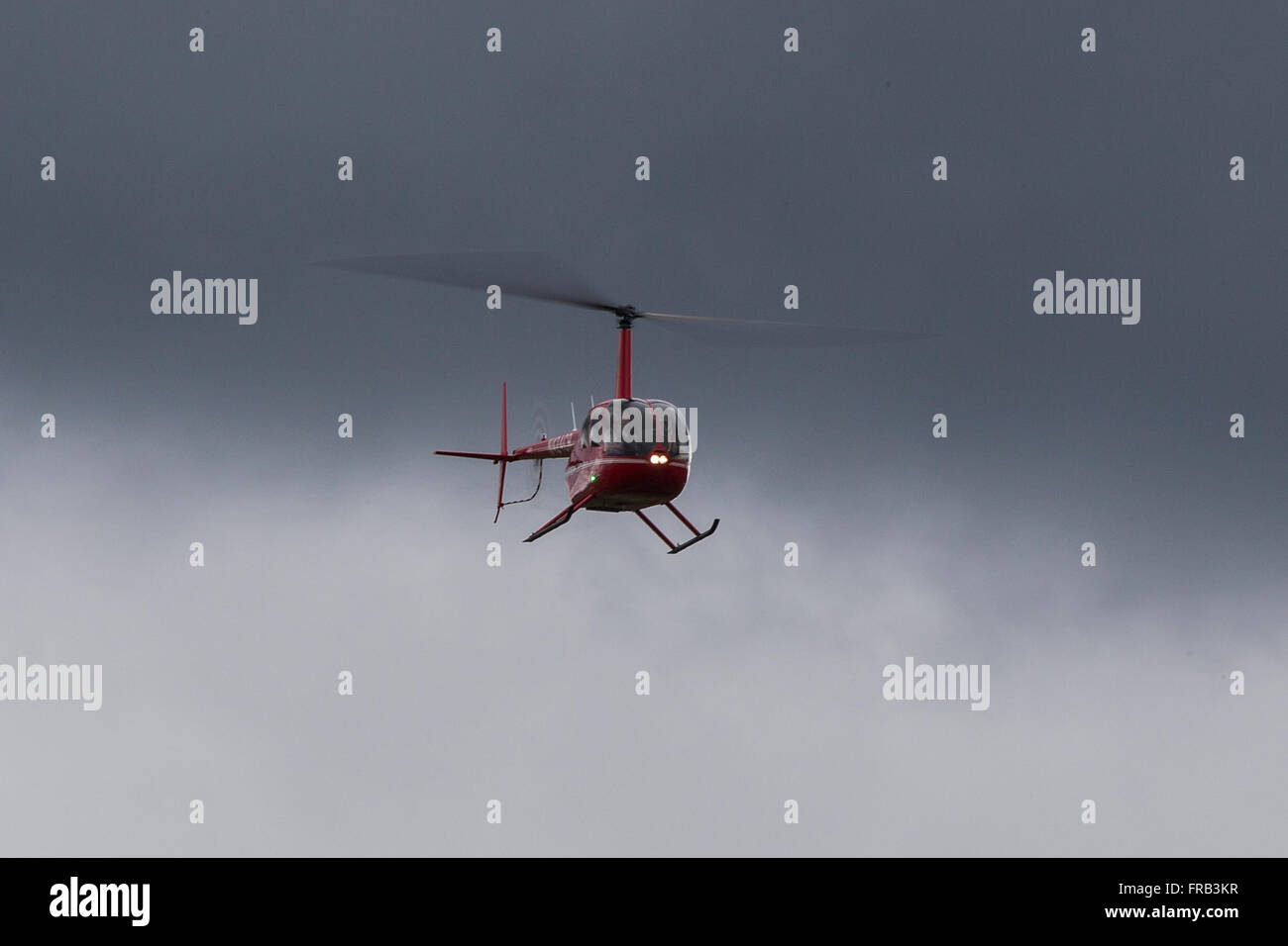 Robinson R44 Raven II (immatriculé N424CR) Hélicoptère survolant l'aéroport de Palo Alto (KPAO), Palo Alto, Californie, États-Unis d'Amérique Banque D'Images