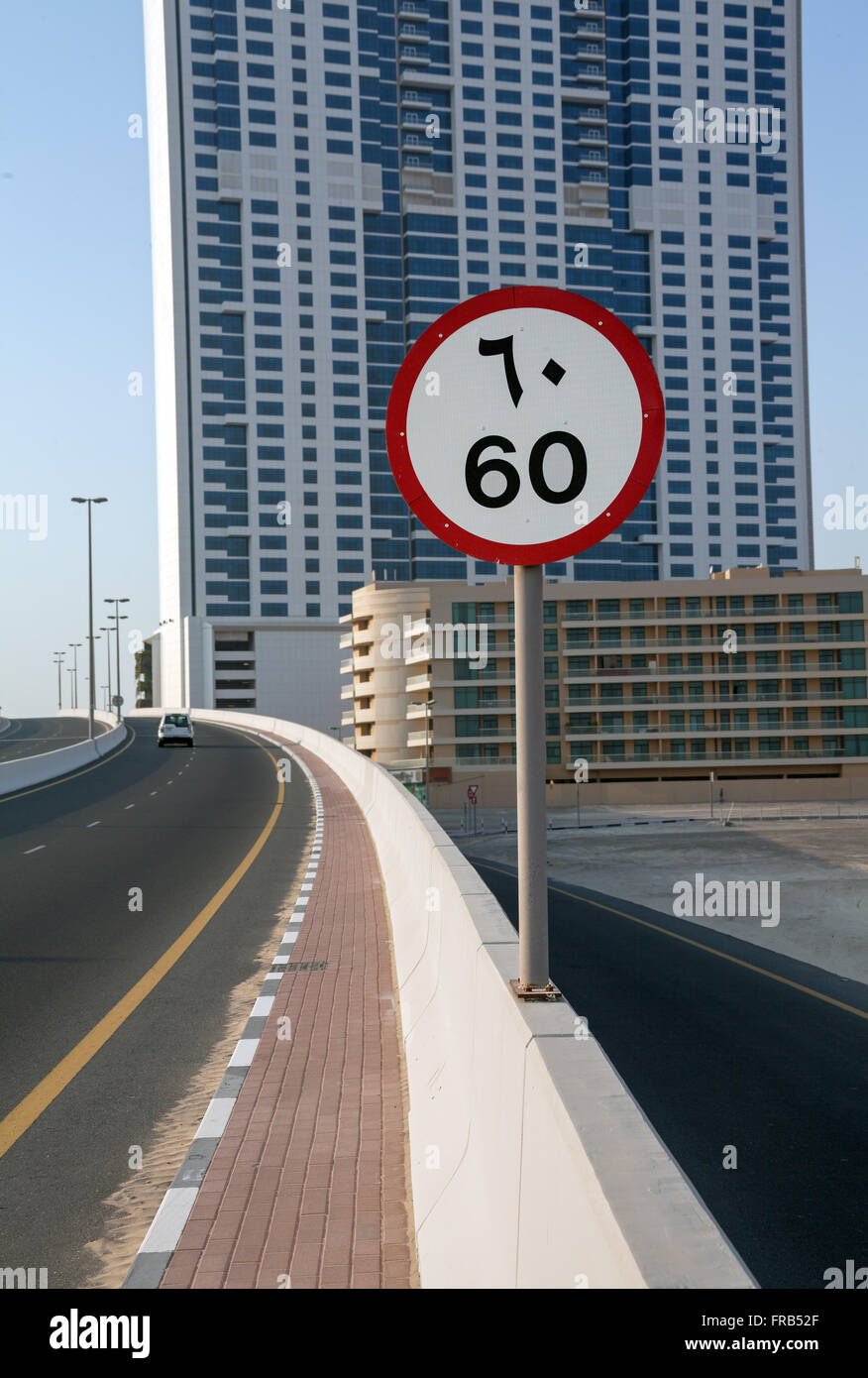 Panneau routier "vitesse limite" au centre-ville de la ville de Dubaï, aux Émirats arabes unis. Banque D'Images