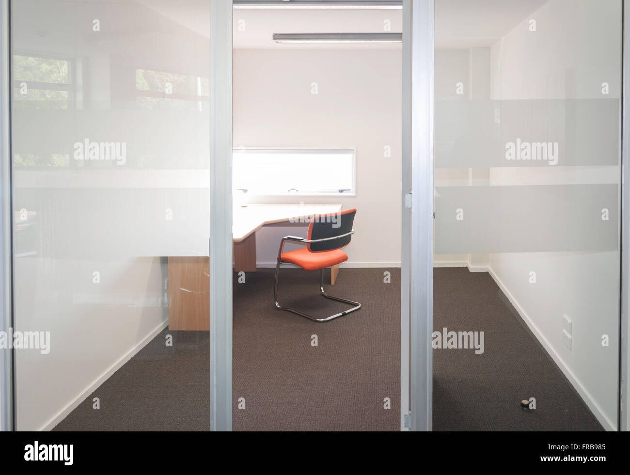 Petit bureau d'affaires vacant avec bureau et chaise, Christchurch, Canterbury, Nouvelle-Zélande Région Banque D'Images