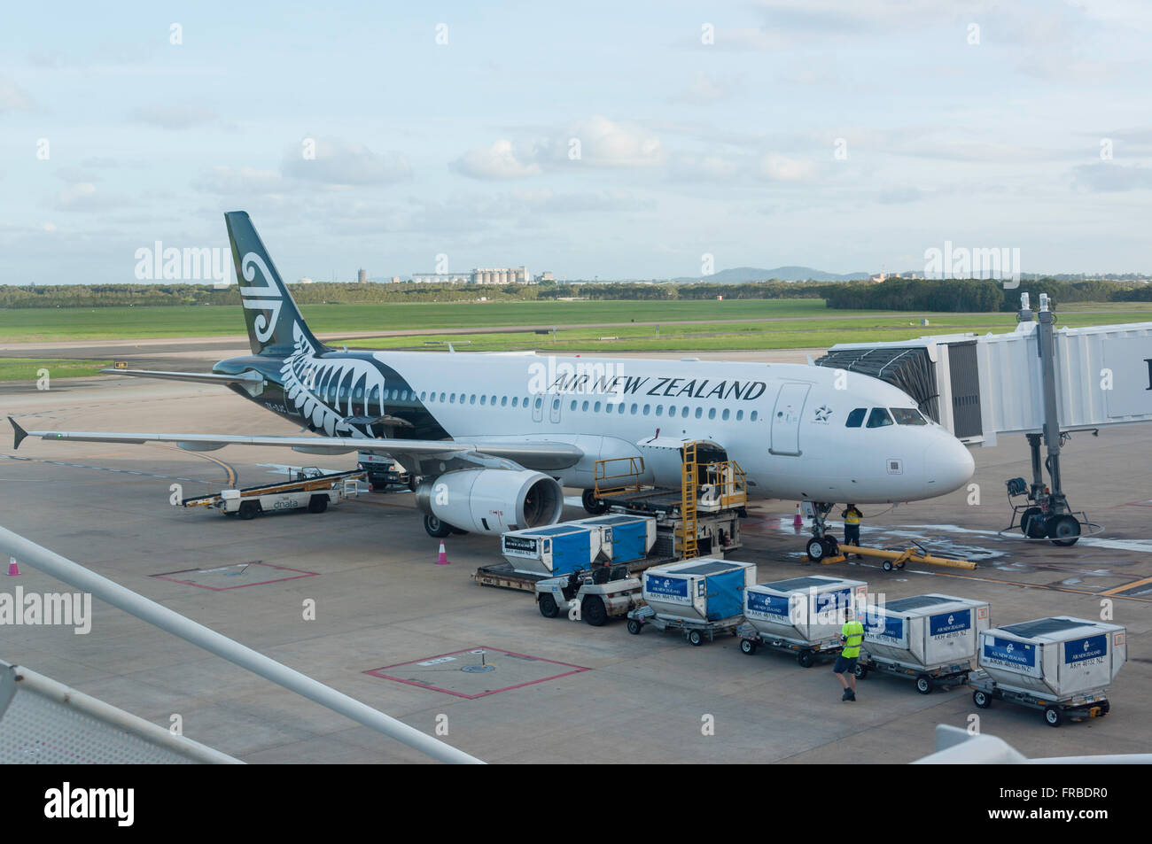 Air New Zealand Airbus A320 loading cargo, l'Aéroport International de Brisbane, Brisbane, Queensland, Australie Banque D'Images