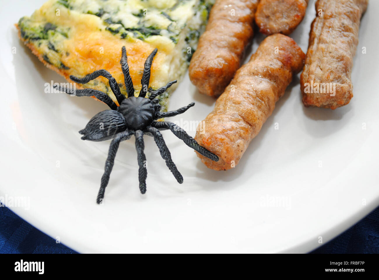 Petit-déjeuner servi avec Halloween Spider un jouet Banque D'Images