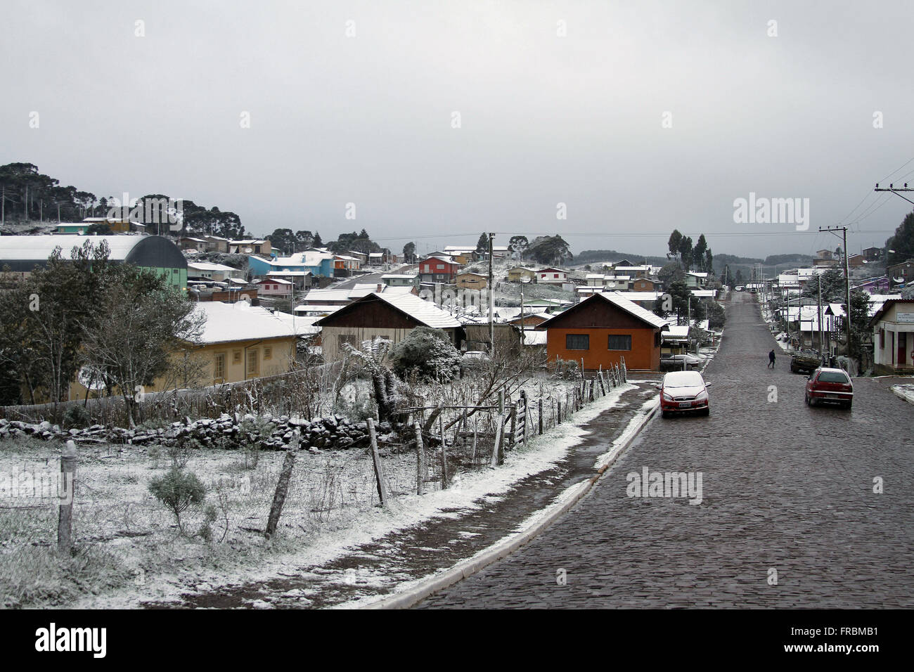 Toits de maisons couvertes de neige à la périphérie de la ville - Serra Gaucha Banque D'Images