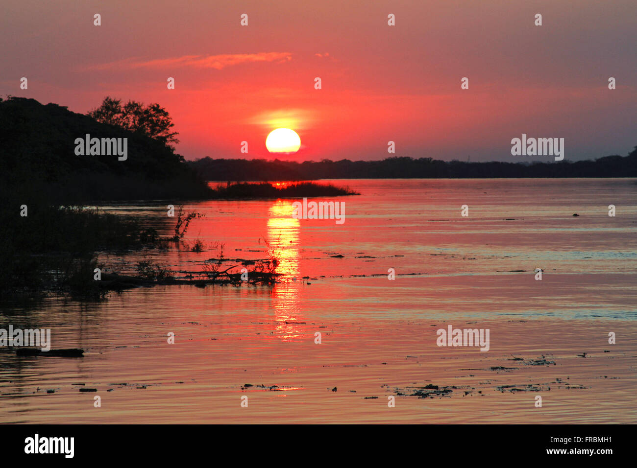 Couchers de soleil sur la rivière Banque D'Images