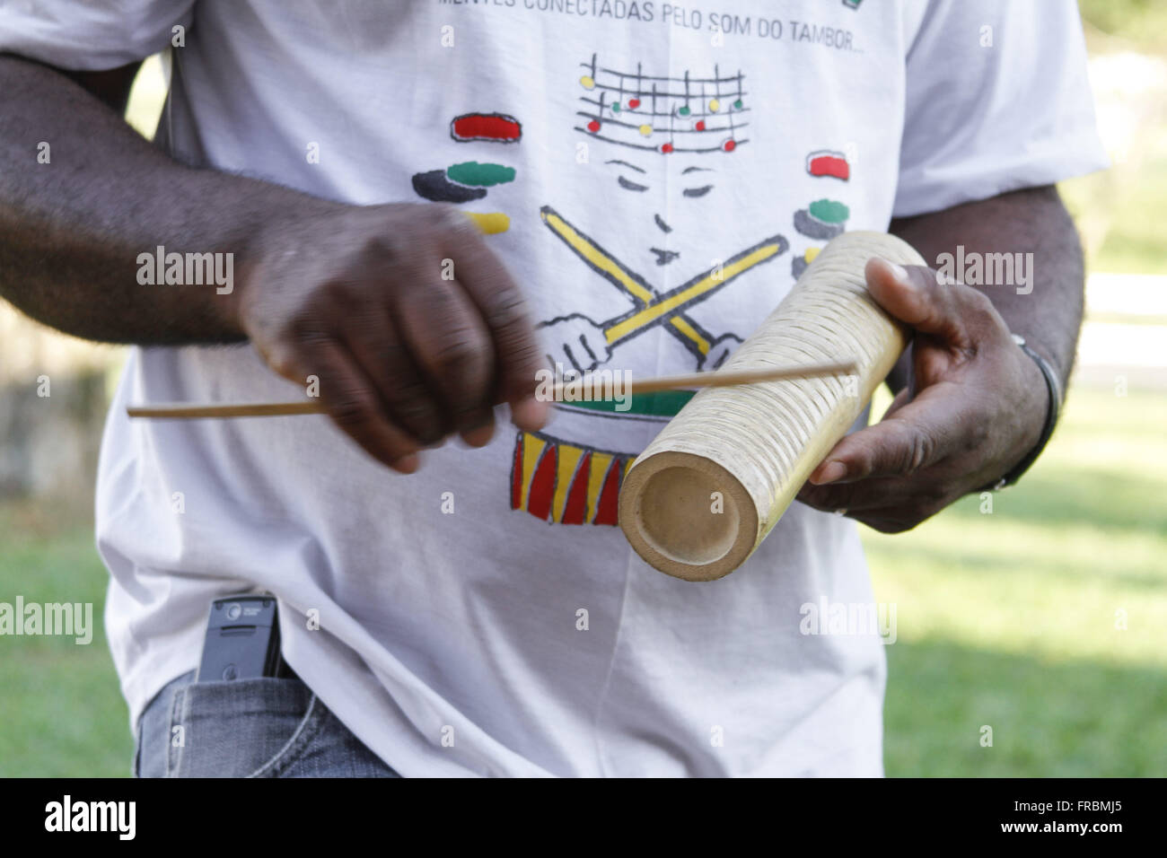 Reco-reco - instrument à percussion fait d'un morceau de bambou sec avec des rainures horizontales Banque D'Images