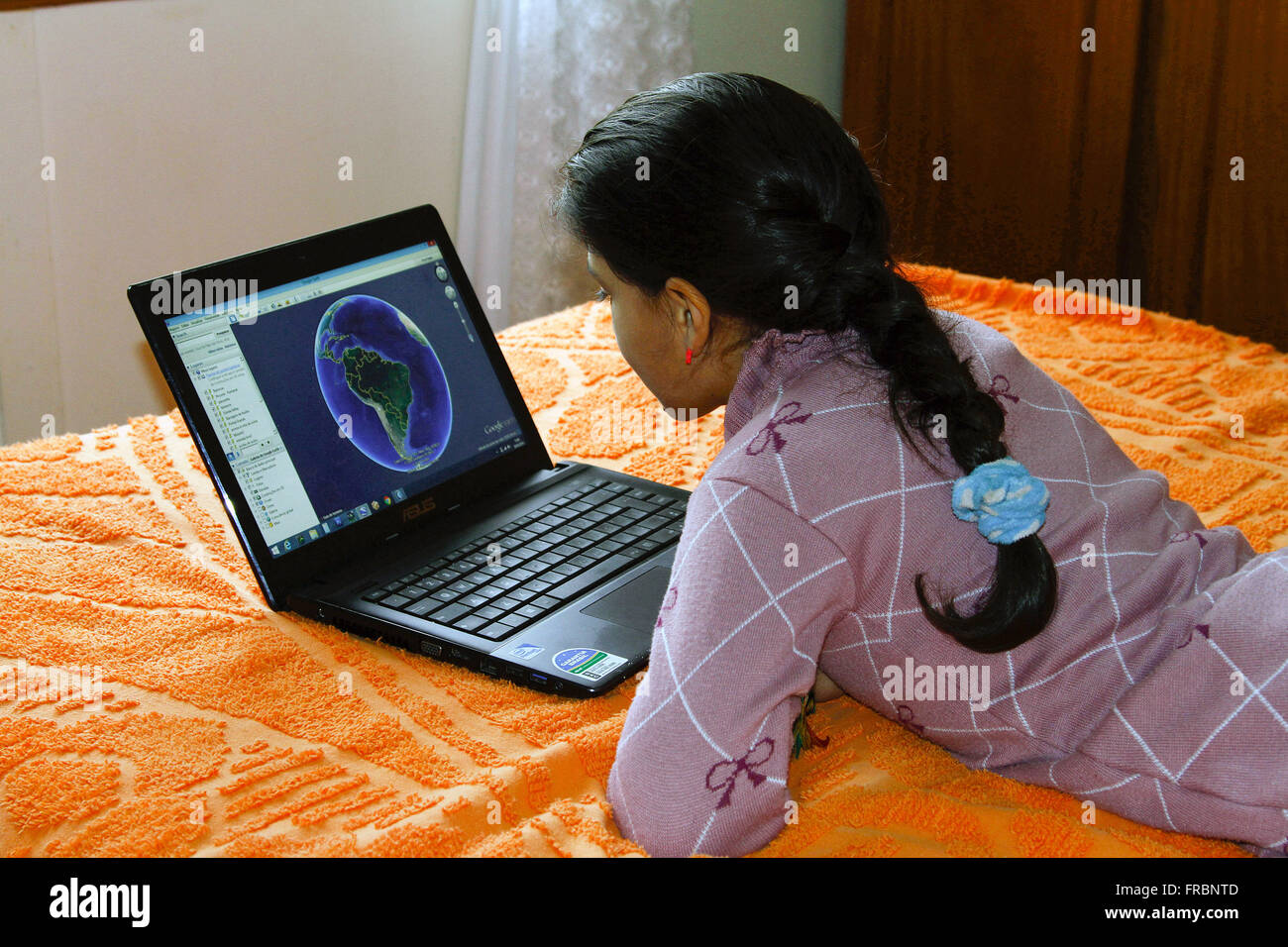 Girl using computer Banque D'Images