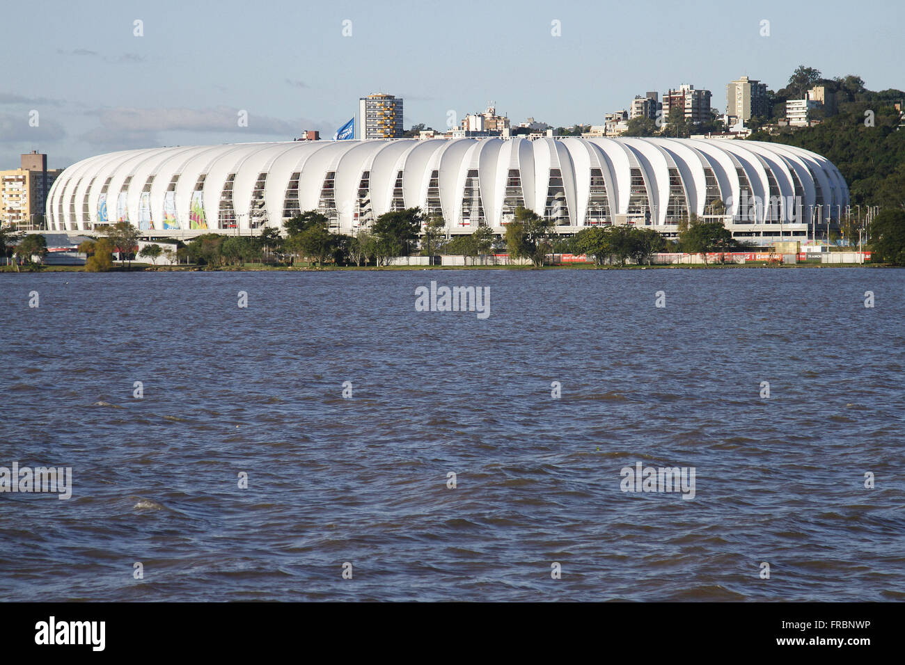 Guaiba Lake et en bas l'Estadio Jose Pinheiro Borba également connu sous le nom de Beira-Rio géant Banque D'Images