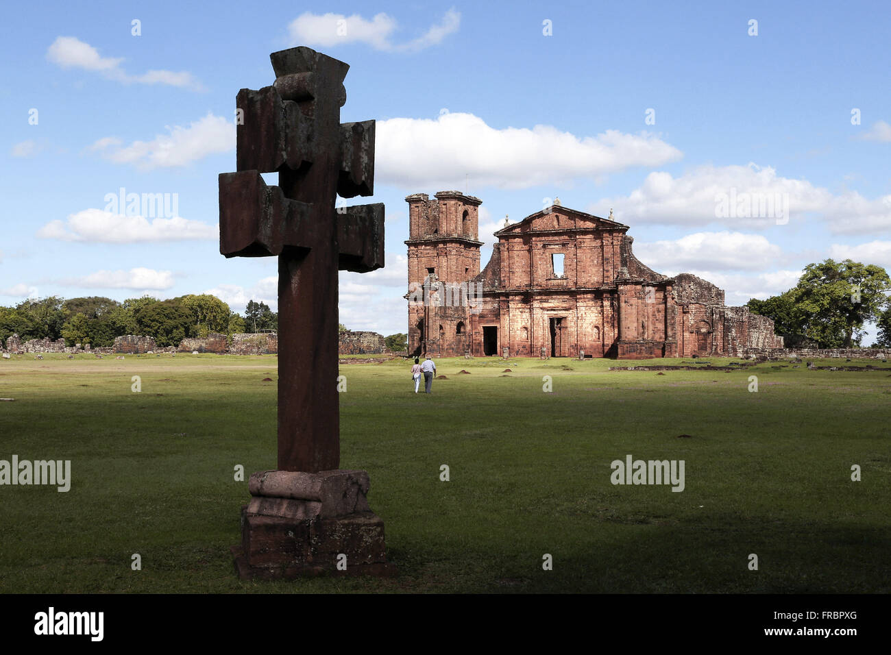 Sítio Arqueológico São Miguel Arcanjo - cruz missioneira e ruínas da Igreja de São Miguel Banque D'Images