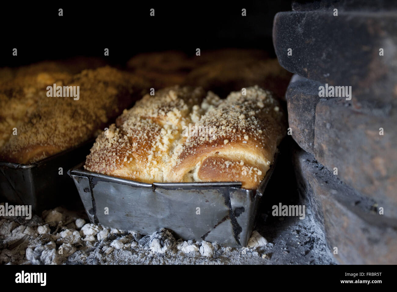 Production de gâteau typique allemande connue dans la région comme cuca la poêle à bois Banque D'Images