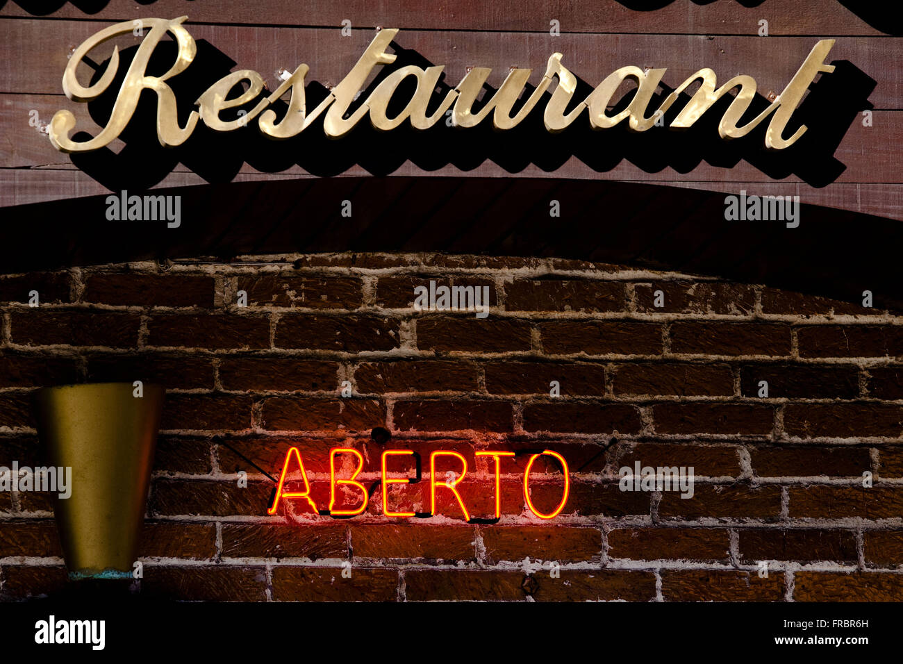 Le signe avec l'information libre en face de restaurant Banque D'Images Le signe avec l'information libre en face de restaurant Banque D'Images