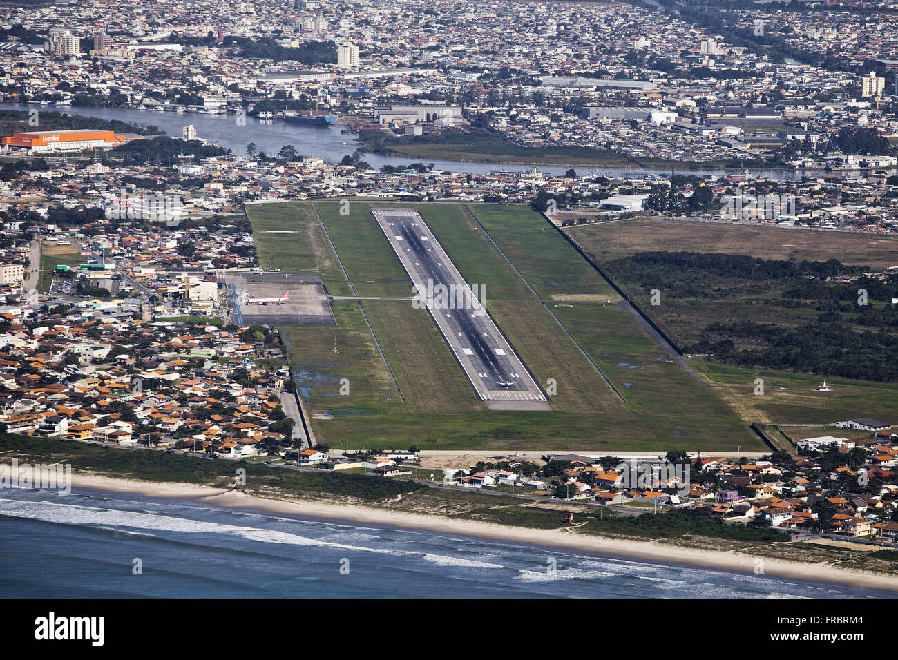 Vue aérienne de la ville avec lane, Victor Konder International Airport Banque D'Images