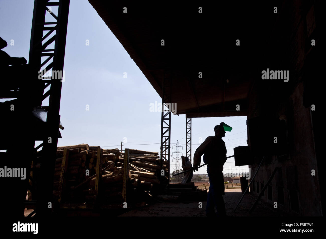La fourniture de travailleurs - four de séchage stocké en silos à grain Banque D'Images