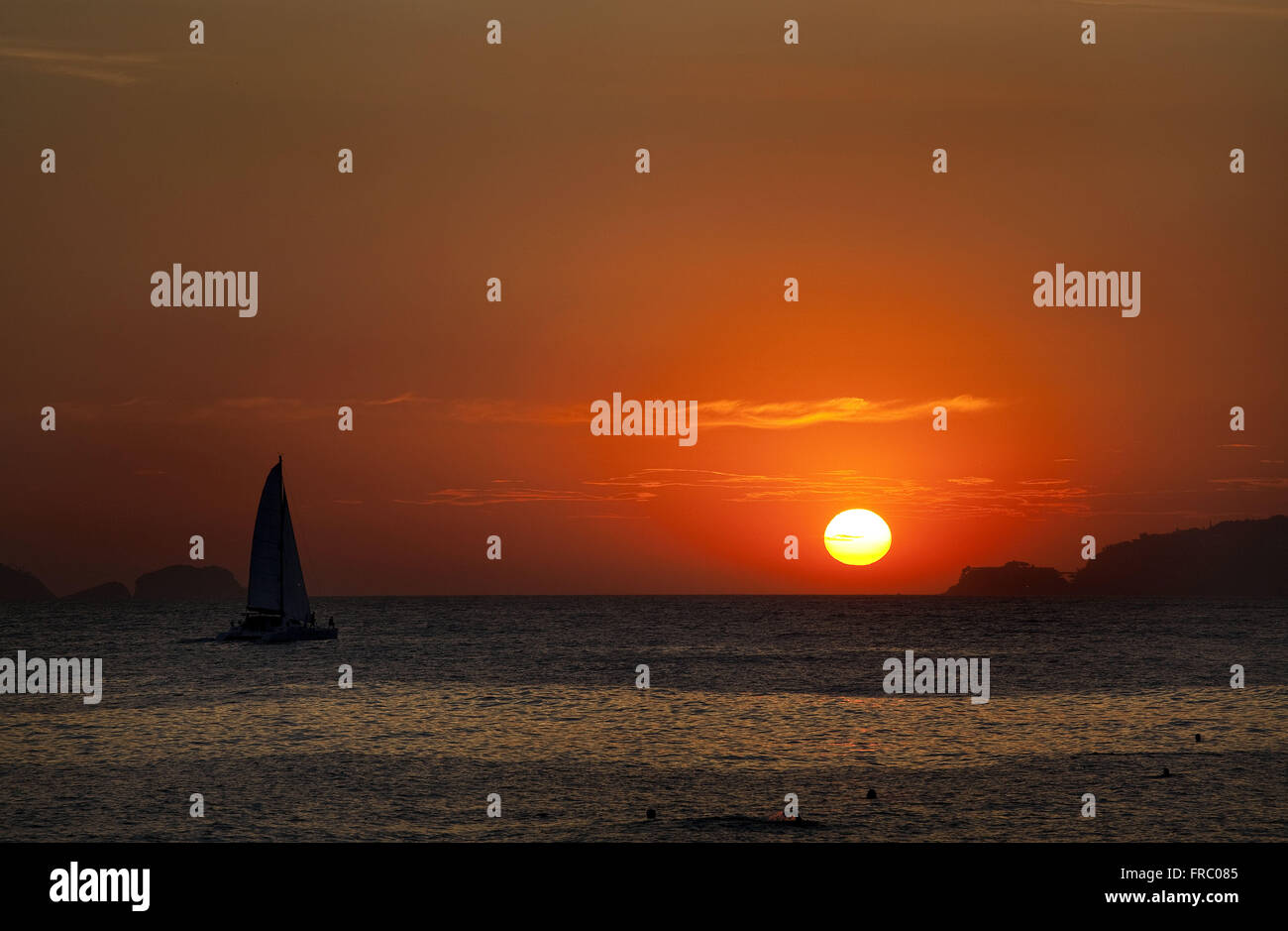 Silhouette d'un voilier au coucher du soleil sur la plage d'Ipanema Banque D'Images