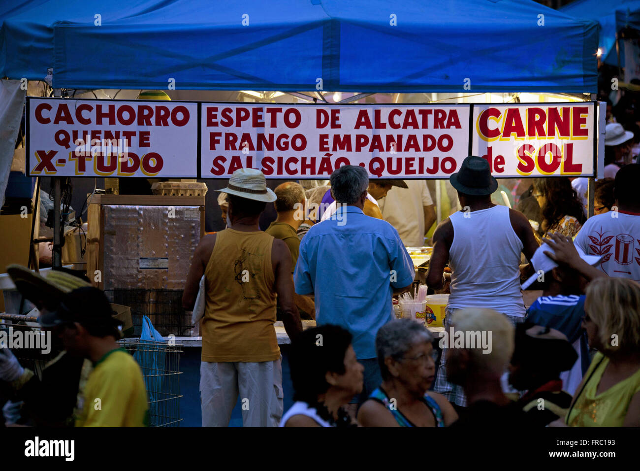 Tente de vendre des aliments dans Cinelândia durant carnaval de rue dans la ville de Rio de Janeiro Banque D'Images
