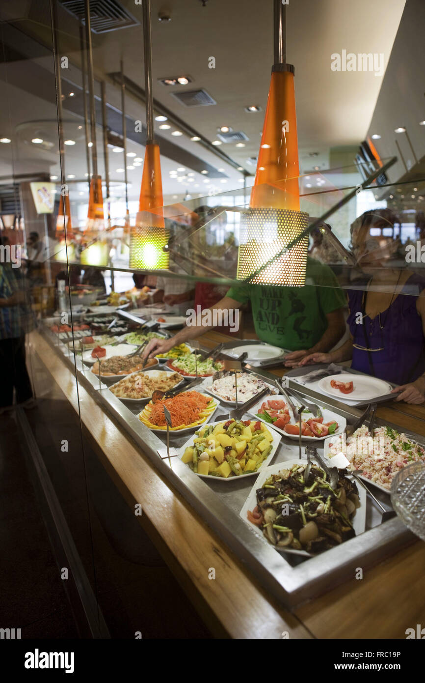 Exposé de la nourriture dans un restaurant en libre-service dans l'aire de restauration d'un centre commercial Banque D'Images