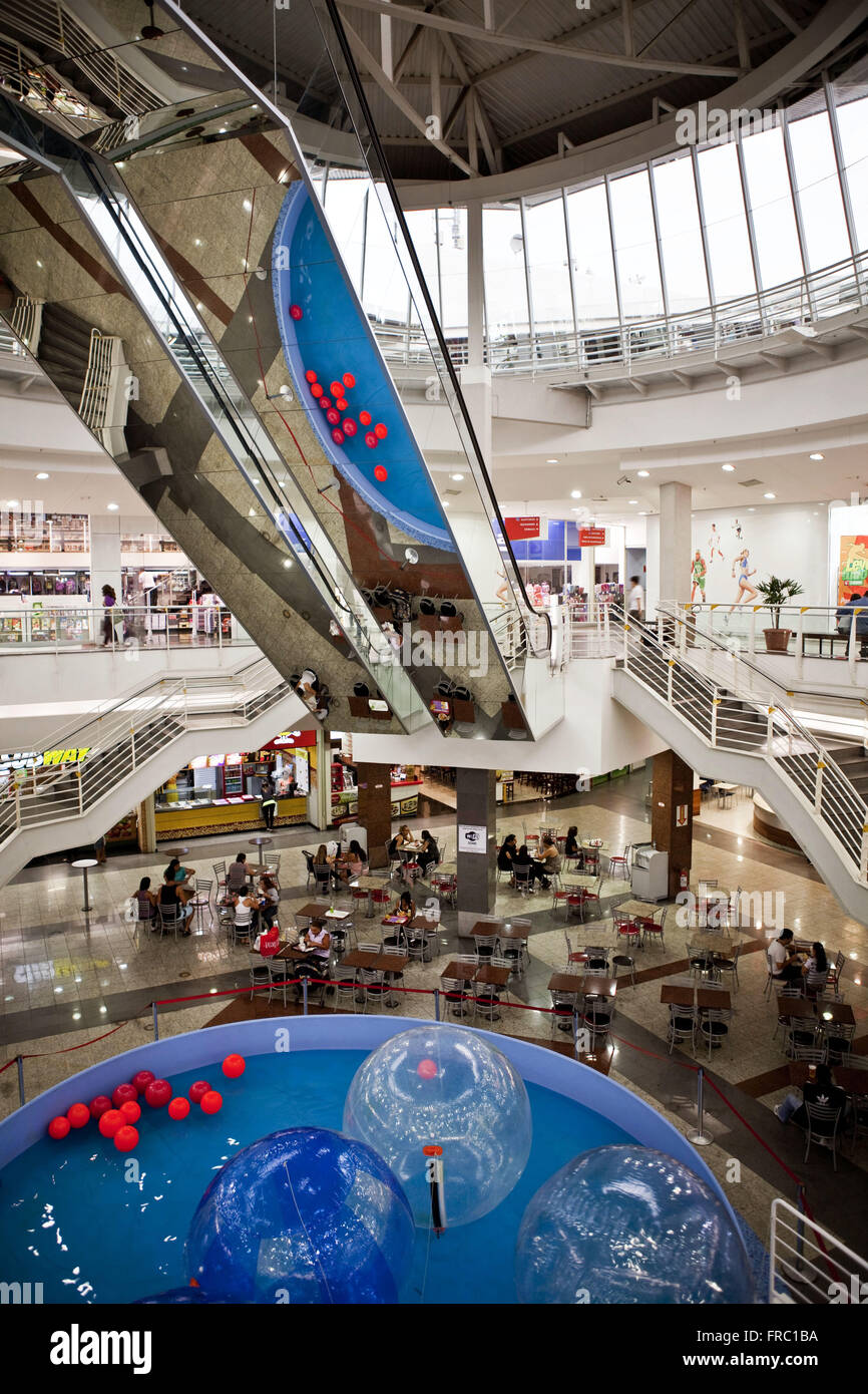 Piscine de loisirs et de restauration dans un centre commercial dans la ville de Belo Horizonte Banque D'Images