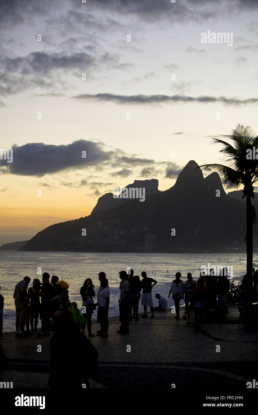 Couchers du soleil à la plage d'Ipanema avec dois frères et les accessoires Gávea Banque D'Images