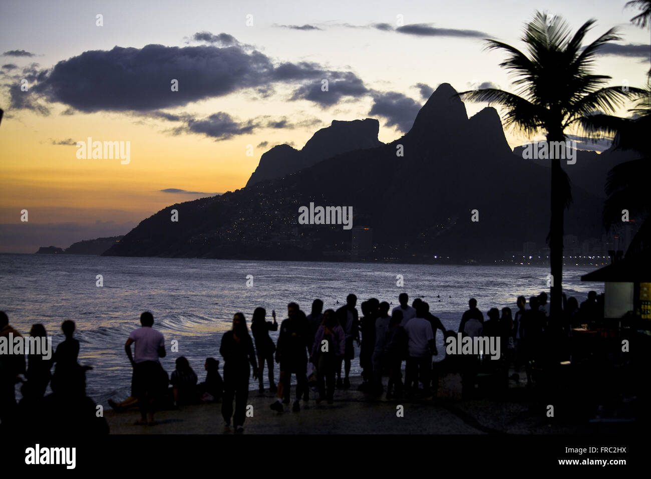 Couchers du soleil à la plage d'Ipanema avec dois frères et les accessoires Gávea Banque D'Images