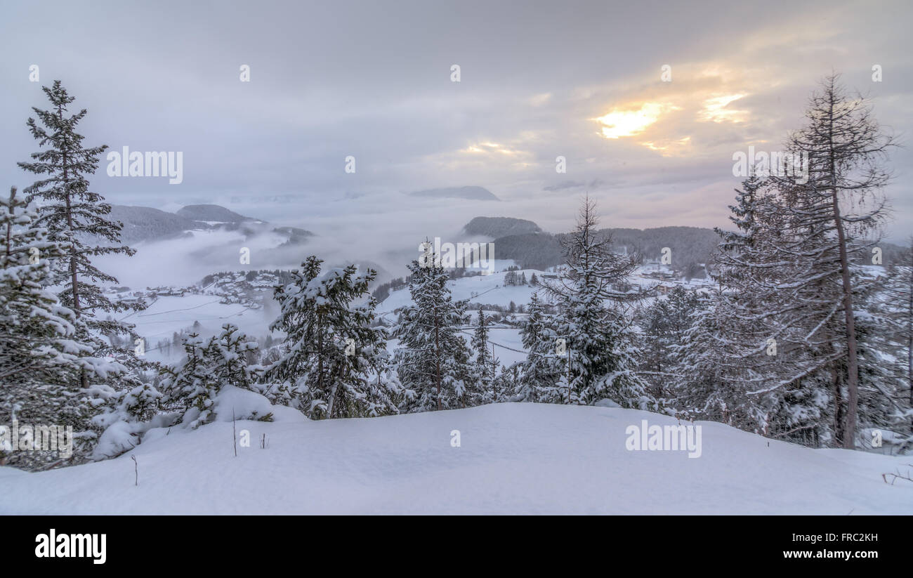 Coucher du soleil dans l'HDR Alpes enneigées Banque D'Images